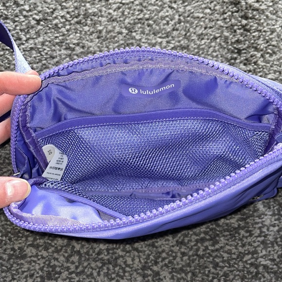 Lululemon 2L Everywhere Belt Bag Purple Crossbody Large - Picture 5 of 10
